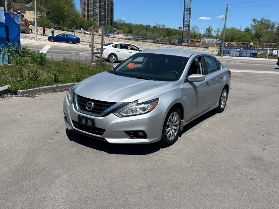 Silver 2017 Nissan Altima Sedan Front-Wheel Drive Continuously Variable Transmission